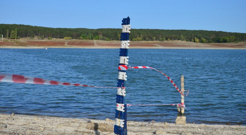 В Симферопольском водохранилище воды всё меньше, но зачастую потребители лишены ресурса не из-за этого.