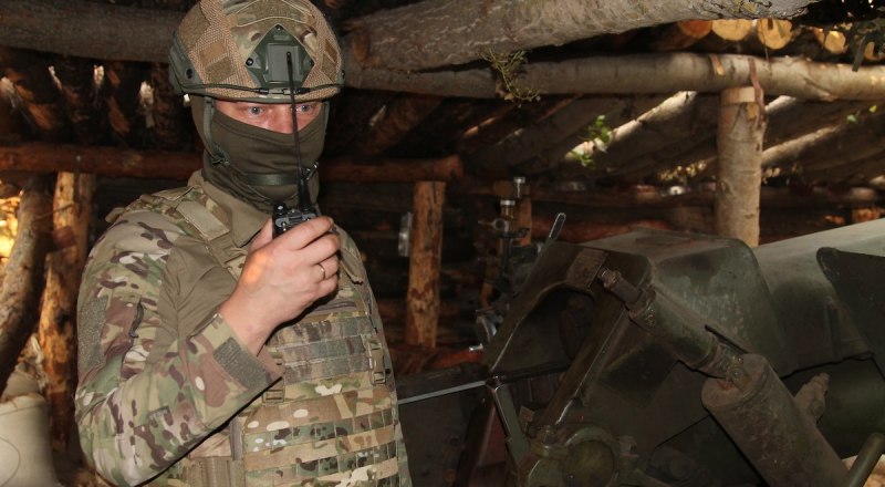 Боец защищает Родину.