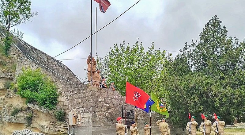 Поднятие флага на Керченской крепости.