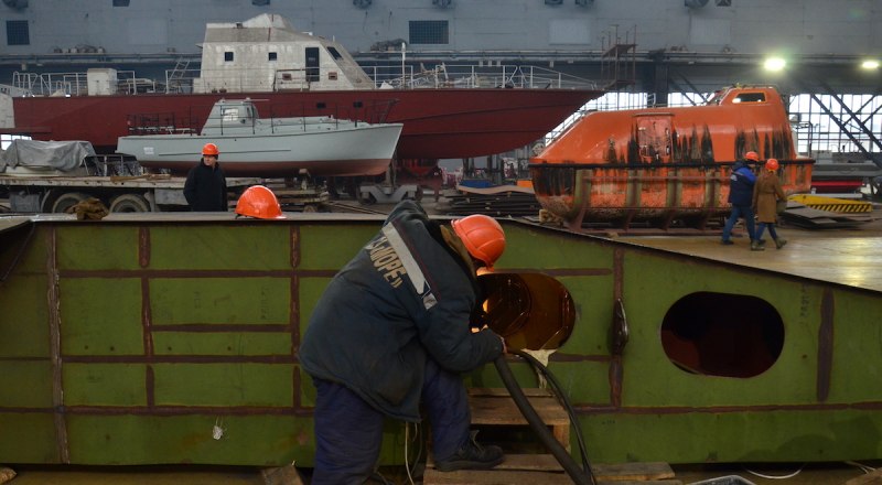 У крымских заводов есть возможность модернизировать оборудование и расширять производство, но нужны рабочие руки. Фото Анны Кадниковой.