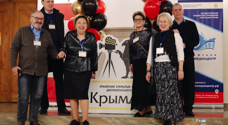 Участников и гостей приветствуют члены жюри и програм­мный директор «КрымДока» Елена Куценко. Фото Анны Фоломеевой.