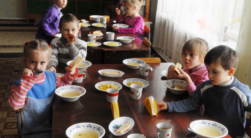 С этого учебного года родители смогут самостоятельно контролировать качество еды в школьных и детсадовских столовых.
