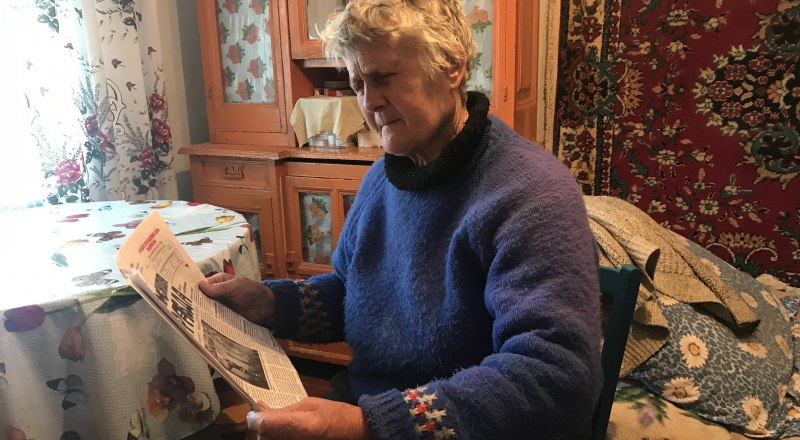 Бабушка Лида с любимой газетой. Выписывает на три месяца, говорит, что всегда находит копеечку из пенсии.