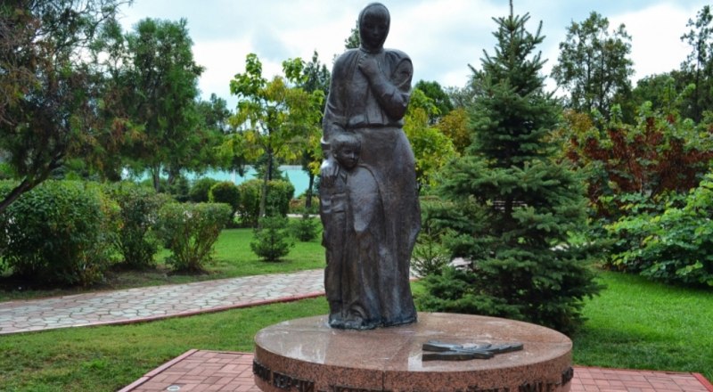 Памятник отравленным детям в Керчи.