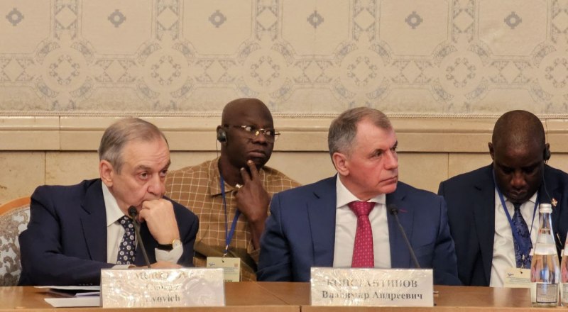 Георгий Мурадов, Владимир Константинов и гости из Африки на одной из площадок экономического форума.