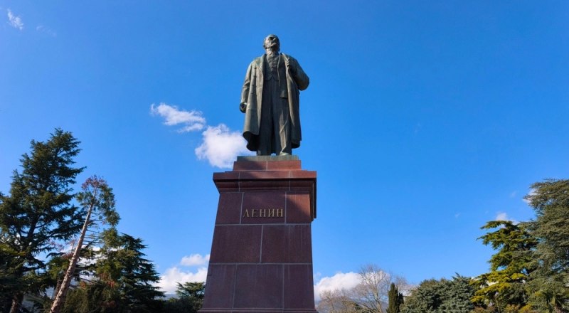 На месте памятника Ленину стояла гостиница и сад-ресторан «Швейцария». Здания были разрушены во время Великой Оте­чественной войны. После освобождения Крыма их остатки разобрали, устроив на этом месте площадь.