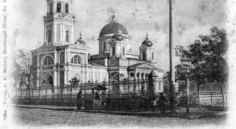 Александро-Невский собор - украшение улицы.
