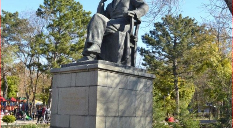 Памятник Константину Тренёву в Симферополь привезли 65 лет назад.