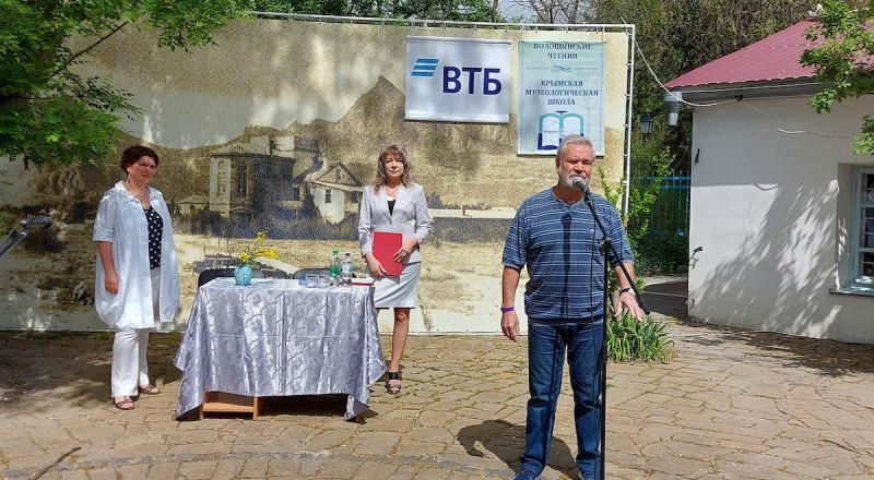 Наталия Мирошниченко, Ирина Чувилова и доктор филологических наук Сергей Пинаев.