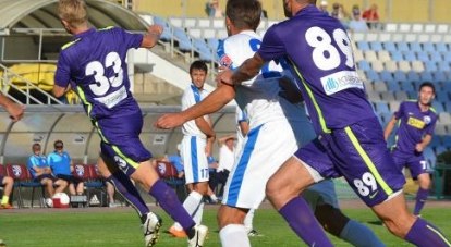 Футболисты «Севастополя» (в синей форме) атакуют защитные порядки симферопольцев.