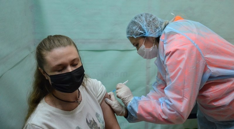 Ежедневно прививку от COVID-19 в Крыму получают более 10 тысяч человек. Фото: Анны Кадниковой