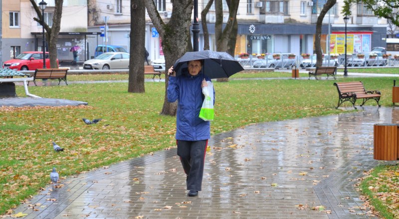 Крымчане готовятся к очередному шторму.