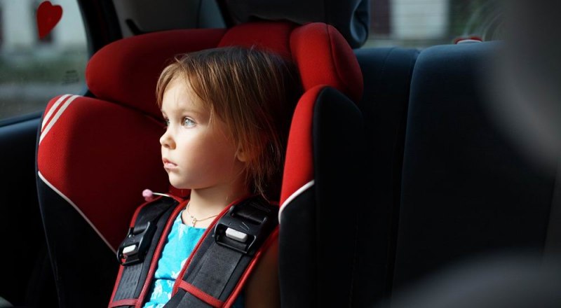 Перевозить детей в машине можно только в автокресле.