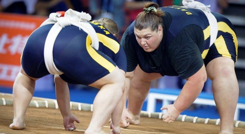На дохё готовится к атаке многократная чемпионка мира по сумо крымчанка Ольга Давыдко (на снимке справа).