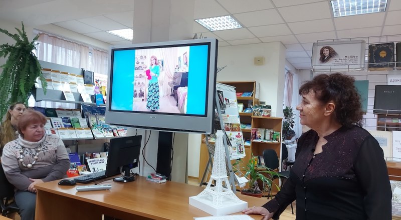 Жанна Амфитеатрова (справа) и Зоя Безуглова презентуют фильм.