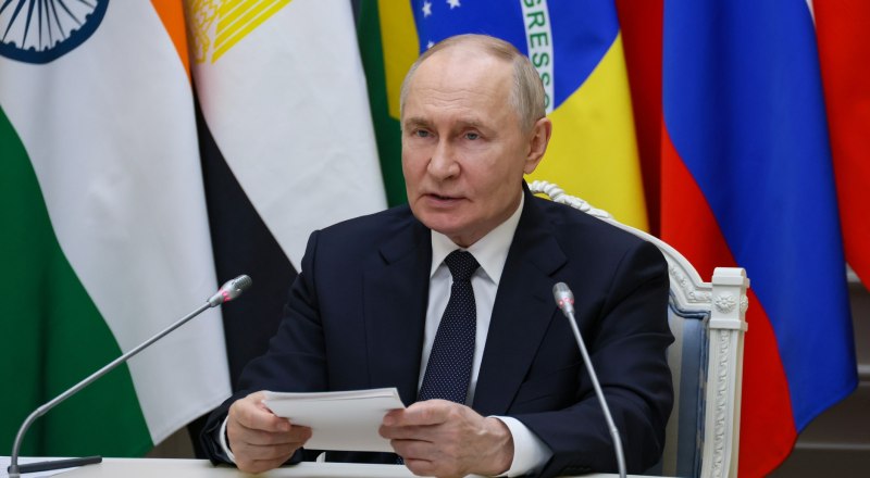 Президент России принял участие в пленарном заседания XVII саммита БРИКС в режиме видеоконференции. Фото с сайта Кремля.
