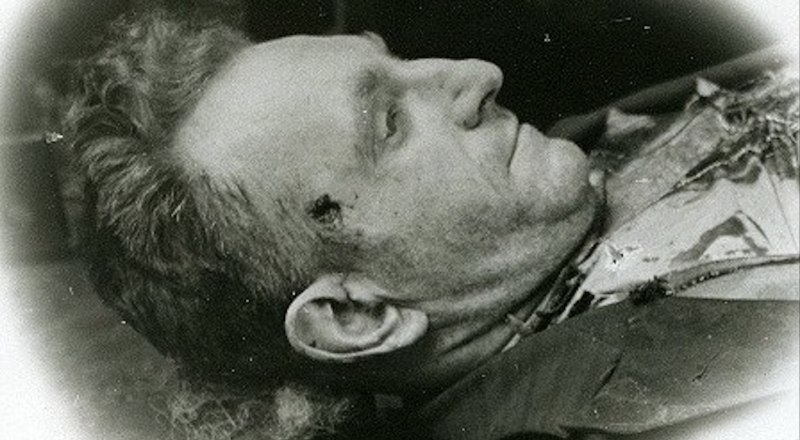 Он тоже рассчитывал скрыться от возмездия. Архивное фото нацистского преступника, террориста Романа Шухевича, 5 марта 1950 года.