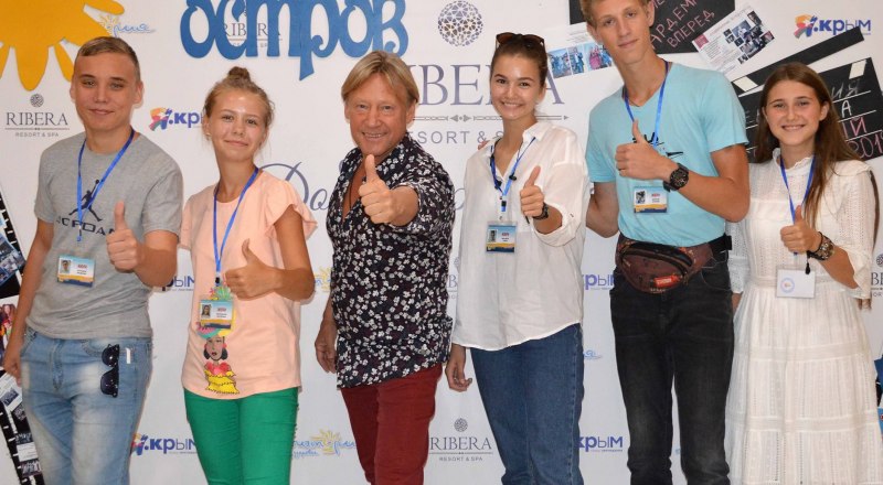 Дмитрий Харатьян и юные участники фестиваля.