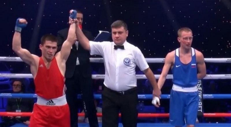 Победил и стал новым чемпионом Европы в весе до 52 кг крымчанин Ахтем Закиров, руку которого в знак победы поднимает вверх арбитр на ринге.