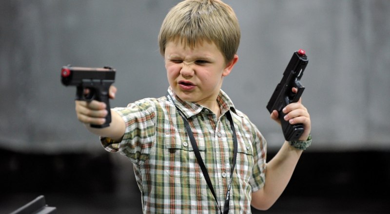 Оружие в руках у ребёнка может быть не только игрушкой, но и способом сдачи экзамена.
