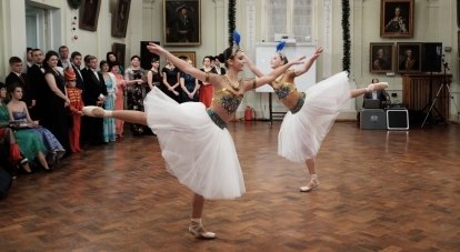Танец «Ожившие фрески» исполнили на балу Елизавета Тимофеева и Мария Шаталина.