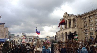 Флаг России подняли рядом с бандеровским.