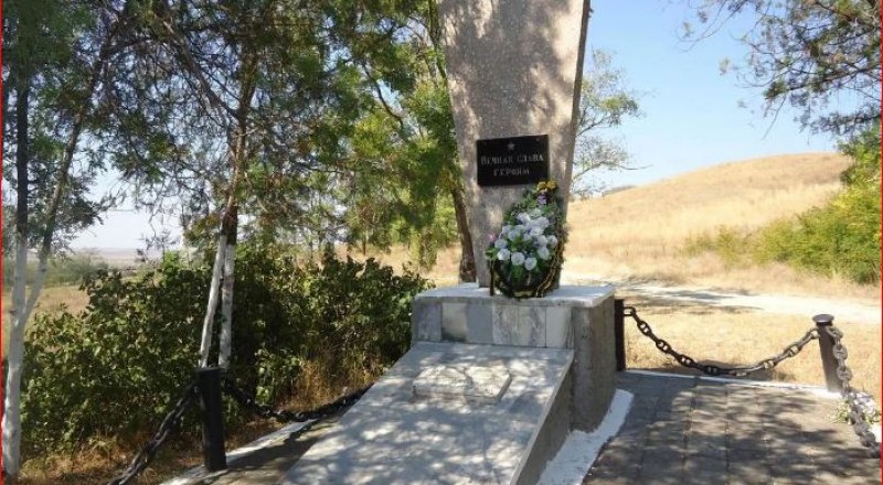Памятник в Подгорном у Ляля-Тепе. В братской могиле похоронены 17 участников Керченско-Феодосийского десанта.