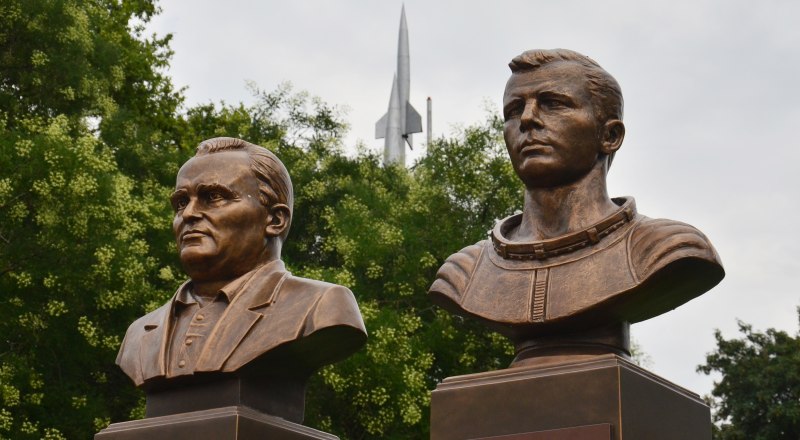 Памятники Сергею Королёву и Юрию Гагарину в Симферополе.