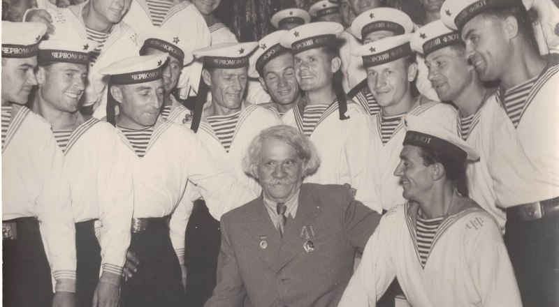 Сергеев-Ценский и моряки Черноморского флота, 1950-е гг. Фото из фондов Алуштинского музея.