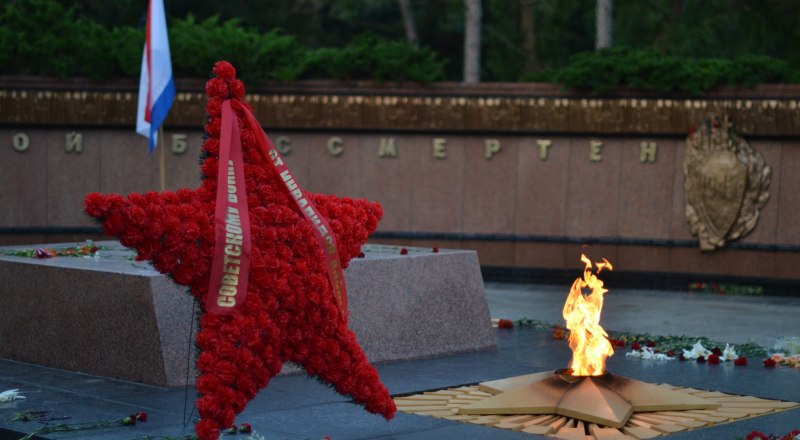 Под плитой - павший за Симферополь, Неизвестный.