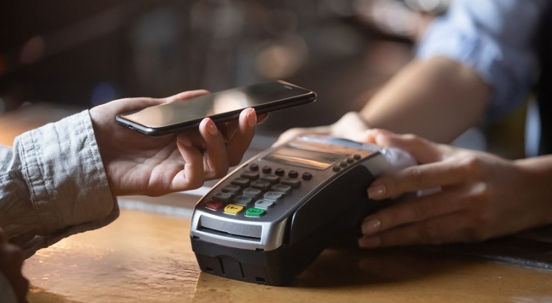 Всё, что вам нужно, чтобы оплатить покупку виртуальной картой - смартфон с операционной системой Android, NFC-модуль и приложение Mir Pay.