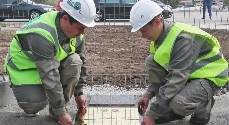 По случаю начала строительства дороги Симферополь - Евпатория - Мирный строители вмонтировали в бетонное основание памятную капсулу.