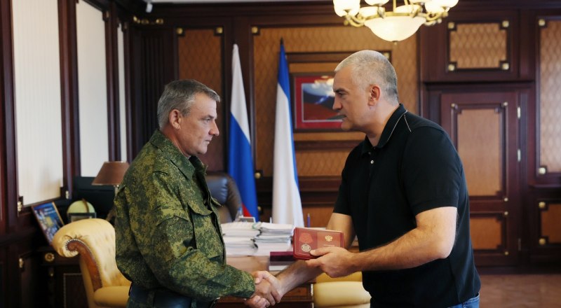 Глава республики вручает награду Сергею Ерёменко.