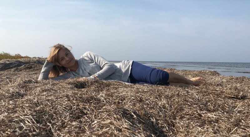 Часто водоросли ещё издают зловонный запах. В Севастополе их не торопятся убирать. 