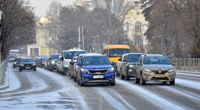 Уборка снега и льда продолжается в Крыму.