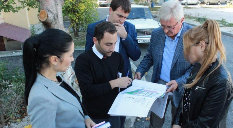 В рамках проекта «Городская среда» Оксана Доброрез проверила состояние дворов и площадок в Бахчисарайском районе.