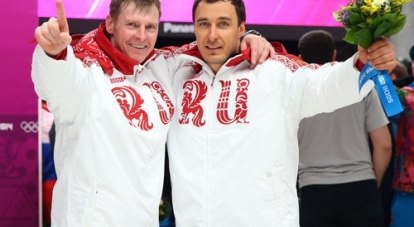 Богатырская пара олимпийских чемпионов российских бобслеистов Александра Зубкова (слева) и Алексея Воеводы.