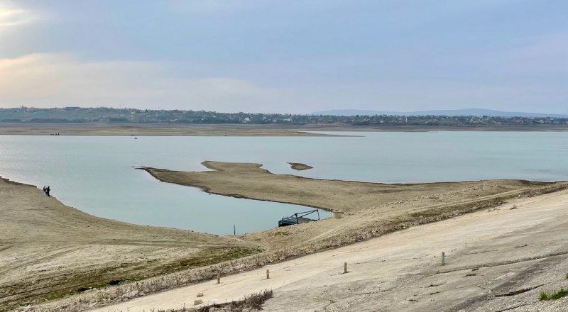 Это Тайганское водохранилище под Белогорском - количество воды не внушает оптимизма.