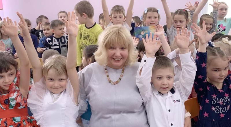 Поэтесса Лидия Огурцова и юные читатели. Фото Нины Котовой.