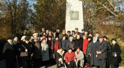 Крымчаки у памятника в Симферополе.