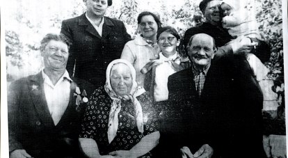 Часть семьи Рош, справа налево в первом ряду - Иван Георгиевич и Вера Артёмовна.