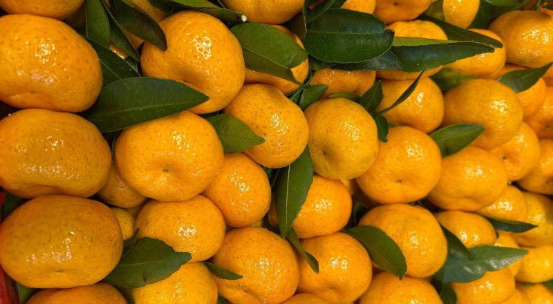 Маленькие яркие мандаринки с зелёным хвостиком - сладкие и сочные угощения на нашей тарелке.