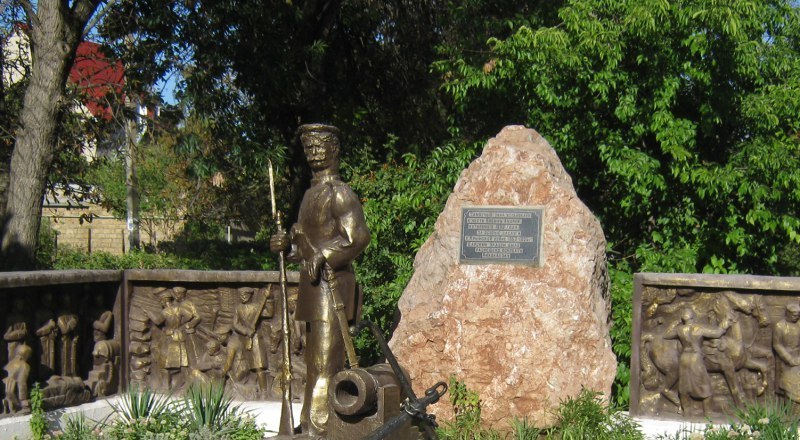 Памятник Андрею Бобырю - основателю Николаевки.