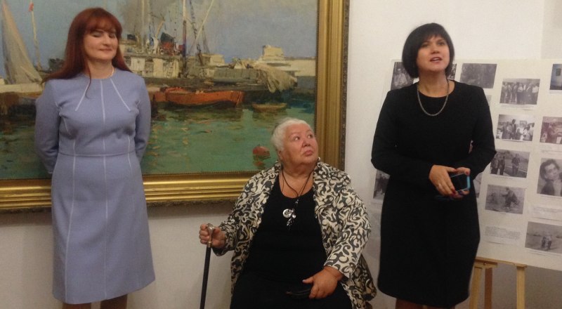 На открытии выставки Светлана Глазунова (справа), наследники художника внучка Ольга и дочка Наталья.