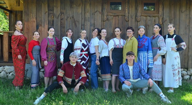 Участники этнопроекта «Мода народов Крыма». Фото Александра КАДНИКОВА.