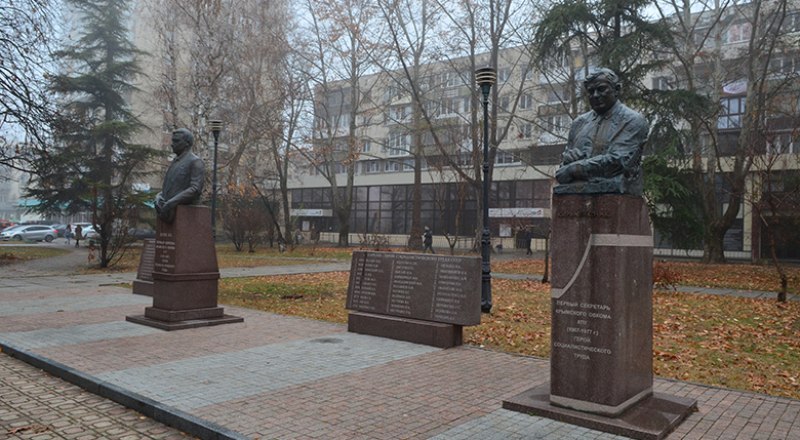 Памятники Н. К. Кириченко и И. К. Лутаку на набережной в Симферополе.