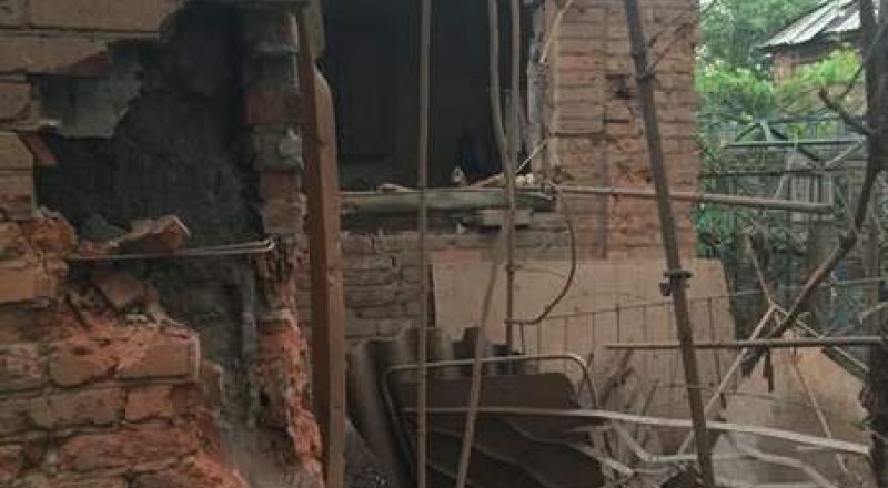 Горловка, дом 21 по улице Молокова после обстрела ВСУ. Жительница дома Т.Ф. Рябоконь скончалась в реанимации от осколочного ранения головы.