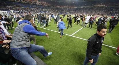 Вот так в Лионе спасались на футбольном поле от турецких хулиганов около пятидесяти тысяч зрителей, пришедших на матч Кубка Лиги Европы УЕФА.