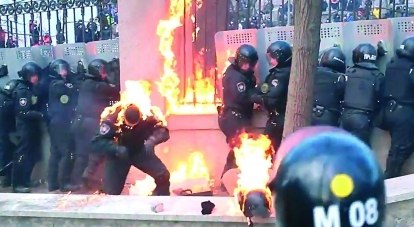 Боевики «майдана» бросают в солдат «коктейли Молотова».
