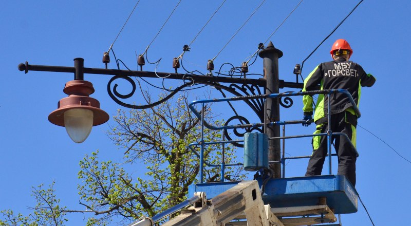 В Крыму активно восстанавливают сети уличного освещения.